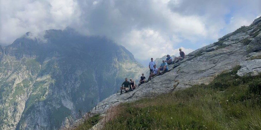TripAnimals matkaseiklus Šveitsis Teise matkapäeva puhke- ja pildistamishetk. Taamal paistmas läbipääs, kuhu leotud tundide pärast jõudsime.